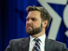 Wypadek kolumny J.D. Vance'a. Policjant walczy o życie