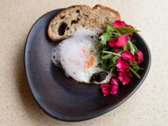 Nie potrzebujesz nawet patelni. Moja ciocia przygotowuje wybitnie pyszne jajka w piekarniku