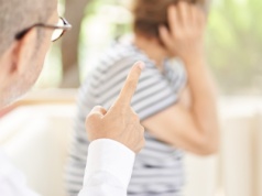 Seniorzy siedzą w sieci, nakręcają się, wietrzą spiski. "Atmosfera jak w stanie wojennym"