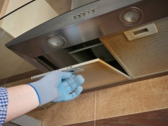 Tak błyskawicznie wyczyścisz okap. Pogromcą starego tłuszczu jest ten popularny kosmetyk