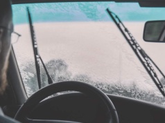 Eksperci ADAC przetestowali wycieraczki samochodowe. Polecają wyłącznie tylko jeden model