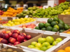 Ciemne plamy na tym owocu. Warto zajrzeć do środka