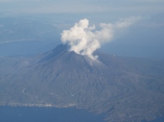 Duża erupcja turystycznego stratowulkanu. Słup dymu i popiołu na kilka tysięcy metrów. Jest ostrzeżenie