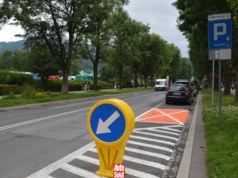 Pomarańczowe miejsca parkingowe dotarły do Polski. Kto może tam zaparkować?