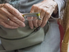 Napadli i okradli seniorkę na ulicy. Sprawcami 15-letni chłopcy