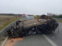 Zderzenie trzech aut na trasie S8. Jeden pojazd dachował. Droga była zablokowana