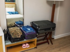 Uchroni bagaże przed wilgocią i brudem. W hotelu często oferują za darmo. Zabierz ze sobą