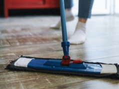 Mop znów śmierdzi? Wrzuć go do wiadra z wodą i tym produktem. Będzie jak nowy