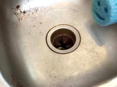 Trzy łyżki do zlewu i zator znika. Ten patent wymyślił jakiś spryciarz