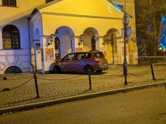 Wypadek przed „Łaźnią”. Auto wjechało w filary zabytkowego budynku