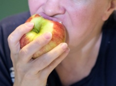 Ta pora dnia czyni jabłko bardziej skutecznym. Organizm załącza wtedy tryb odchudzania