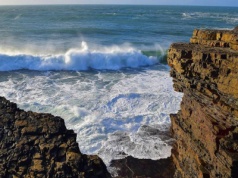 Rodzina porwana przez fale do oceanu. Ojciec nie żyje, poszukiwania córki trwają