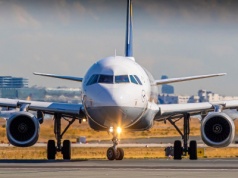 Samolot pasażerski "rozpadł się w trakcie lotu". Na pokładzie 90 pasażerów