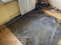 Pod pięknym parkietem może czaić się trucizna. Lepiej szybko usuń ten materiał