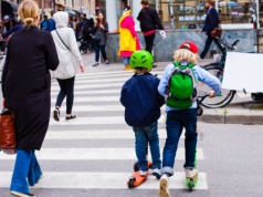 Chaos, który zaczyna wciągać. "Wonderland" to powieść, która nie poddaje się łatwo