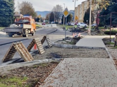 Nowy Sącz. Droga stopniowo pokrywa się asfaltem
