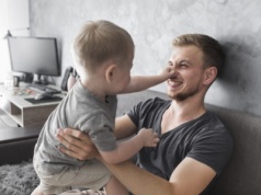 ZUS: mężczyźni coraz chętniej korzystają z urlopu rodzicielskiego, ale nie w pełnym wymiarze