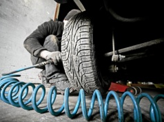 Opony bieżnikowane. Jest tanio, ale czy bezpiecznie? Mało znana prawda o 