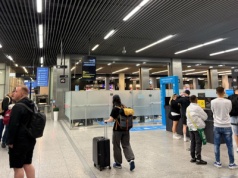 Lotnisko postawiło kontener. Pasażerowie drwią: 