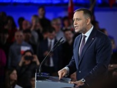 100 dni, jeden kebab i miliony lajków. Nawrocki na razie lekko wyprzedza