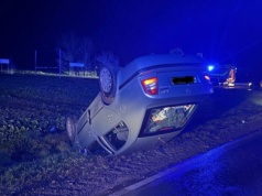 Szczytniki Czerniejewskie: dwa auta zderzyły się na skrzyżowaniu. Jedno zatrzymało się na dachu