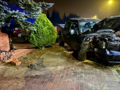 Zdarzenie drogowe w Ostrzeszowie – uszkodzone ogrodzenia