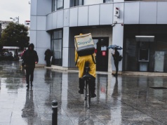 Klienci Glovo nie są już skazani na Biedronkę. Może w końcu będą dostawać to, co zamawiali