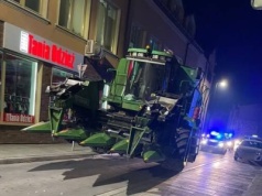 Kombajn utknął w środku miasta i na dwie godziny zablokował ruch. Jak do tego doszło?