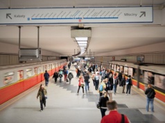 Wszystkie stacje metra znowu działają. Trzaskowski zabrał głos w sprawie utrudnień