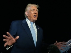 Szwajcarska sztabka złota i Rolex. Media: Trump docenił prezent obniżonymi cłami