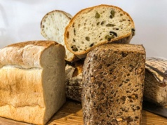 Chleb za 8 lub 25 zł. Sprawdzamy, czy musisz przepłacać na zakupach w Biedronce i Lidlu