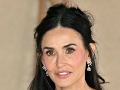 Przyciąga spojrzenia w kwiecistej sukni. Spojrzeli też na jej twarz