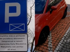 Pomarańczowe koperty na parkingach. "Tylko dla mieszkańców"