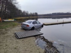 BMW wpada do jeziora, a młody kierowca skończył w celi