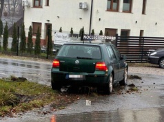 Samochód osobowy wylądował w rowie. Roczyny