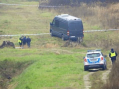 Uszkodzona sieć trakcyjna pod Puławami. Media: Na miejscu znaleziono m.in. rozładowany telefon