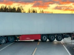 Zastawił całą jezdnię i poszedł spać w kabinie – pijany kierowca w Norwegii