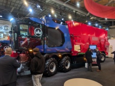 Ten ogromny wóz paszowy nakarmi 320 krów na raz, a producent mówi wprost, kiedy skończy swój żywot