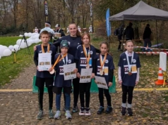 Zawodnicy SPL Jaworzno z medalami podczas zawodów w Mikołowie