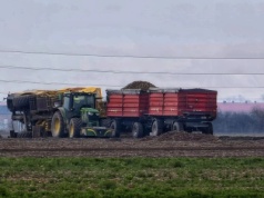 Groźny wypadek podczas zbioru ziemniaków w Sobótce. Dwie kobiety trafiły do szpitala