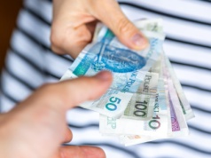 Ta grupa Polaków zgodzi się na mniejszą pensję