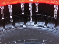 Niebezpieczne oblodzenie na drogach. Ostrzeżenie IMGW dotyczy Piotrkowa i powiatu piotrkowskiego