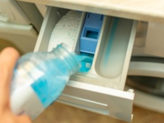 Zastąp tym płyn do płukania. Pranie będzie pachnące, a pralka ci podziękuje