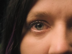 Emocjonalna opowieść o bólu. Angelika Irauth i jej “Nie wiedziałam”