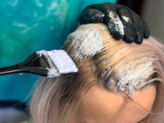 Nie masz czasu na ciągłe wizyty u fryzjera? Poproś o air touch. Siwe włosy znikną na pół roku