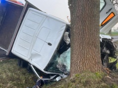 Dramat w Krzewacie: Bus wbił się w drzewo, kierowcę reanimowano! LPR w akcji