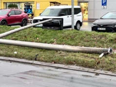 Skosił sygnalizator świetlny na ul. Asnyka. Dziwne tłumaczenia właściciela auta