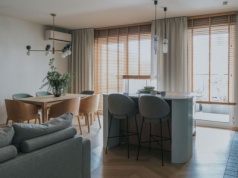 Mieszkanie z motywem zieleni i drewnem w roli głównej