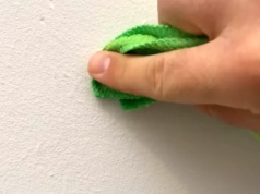 Ten trik uratuje ścianę. Tłuste plamy znikną po jednym psiknięciu