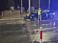 Samochód osobowy uderzył w słup sygnalizacji świetlnej w Boguchwale